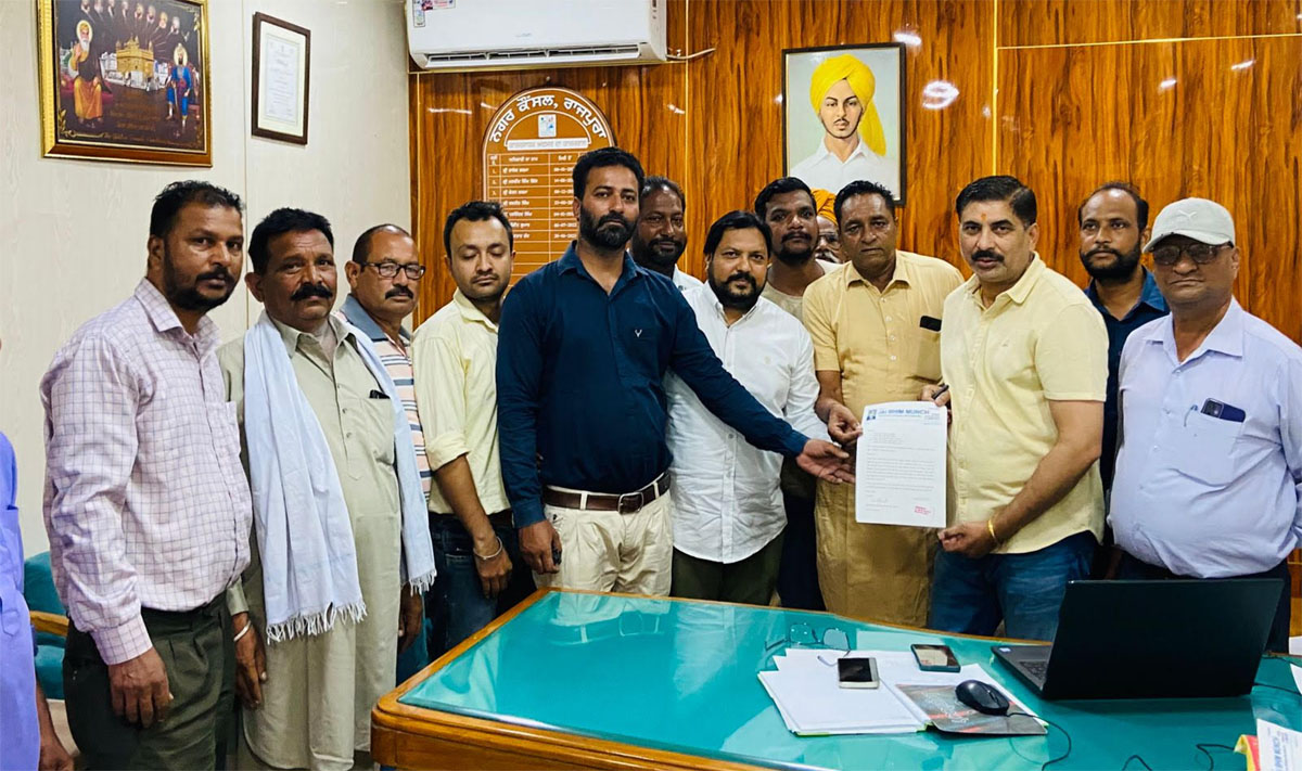 A memorandum of demands was handed over to the Municipal Council Chairman and Executive Officer Rajpura